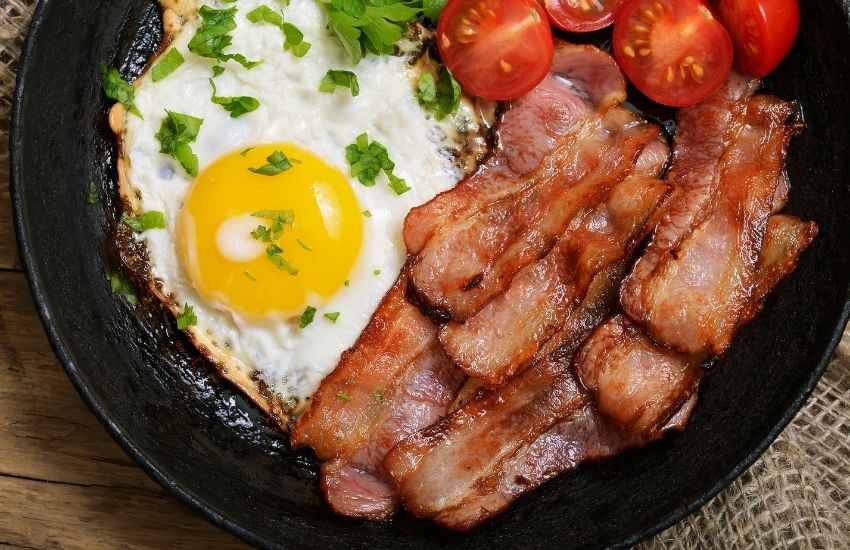 Appetizer fried egg with bacon in Plantation Cafe at Green Lane